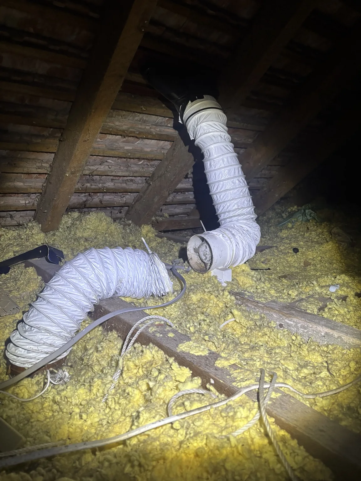 Detached flexible extractor ducting in a roof space